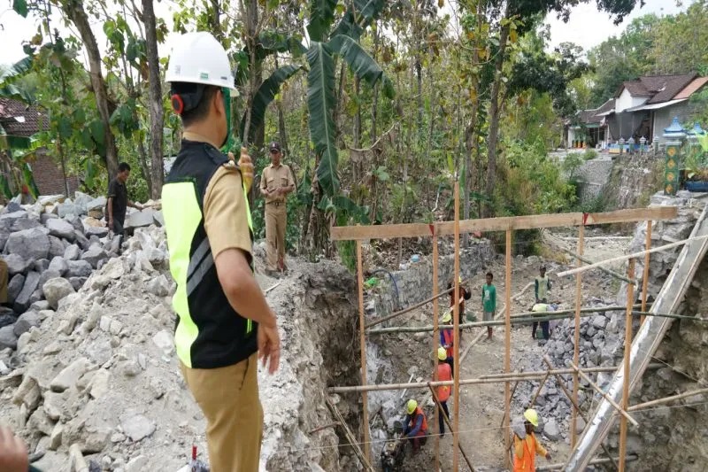 Pembangunan selter pengungsi di Candirejo, Semin, Gunungkidul pada 2024 lalu.
