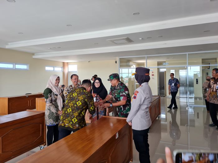 TURUN LAPANGAN: Wali Kota Magelang bersama wakilnya dan forkompimda saat meninjau hasil pembangunan gedung Puskesmas Kerkopan Rabu (5/3).