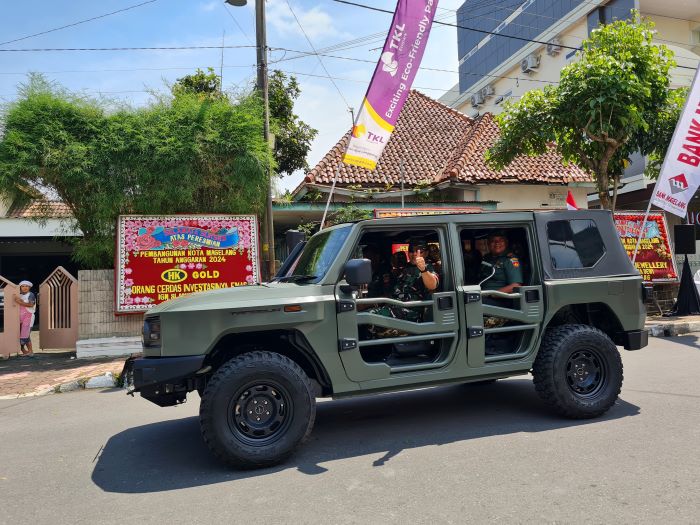 UNIT BARU: Dandim 0705/Magelang Letkol Inf Jarot Susanto saat menaiki mobil Maung, Rabu (5/3).