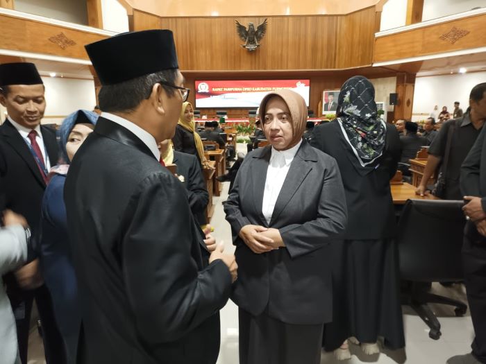 LANGSUNG KERJA: Bupati Purworejo Yuli Hastuti menyapa tamu undangan yang hadir dalam rapat paripurna DPRD Purworejo, Rabu (5/3).