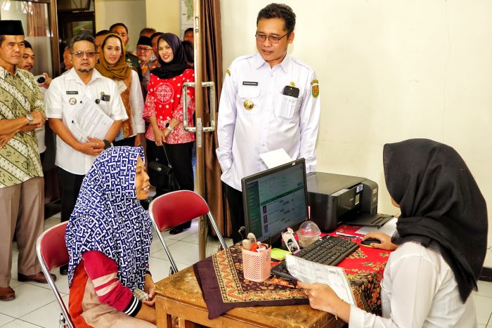 SIMBOLIS: Bupati Magelang Grengseng Pamuji bersama jajaran forkopimda dan OPD saat melaunching Inovasi Sahabat Anyar Gress, Rabu (5/3).