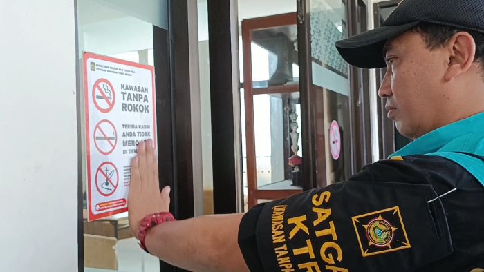 SIDAK: Personel Satpol PP menempel stiker kawasan tanpa rokok.