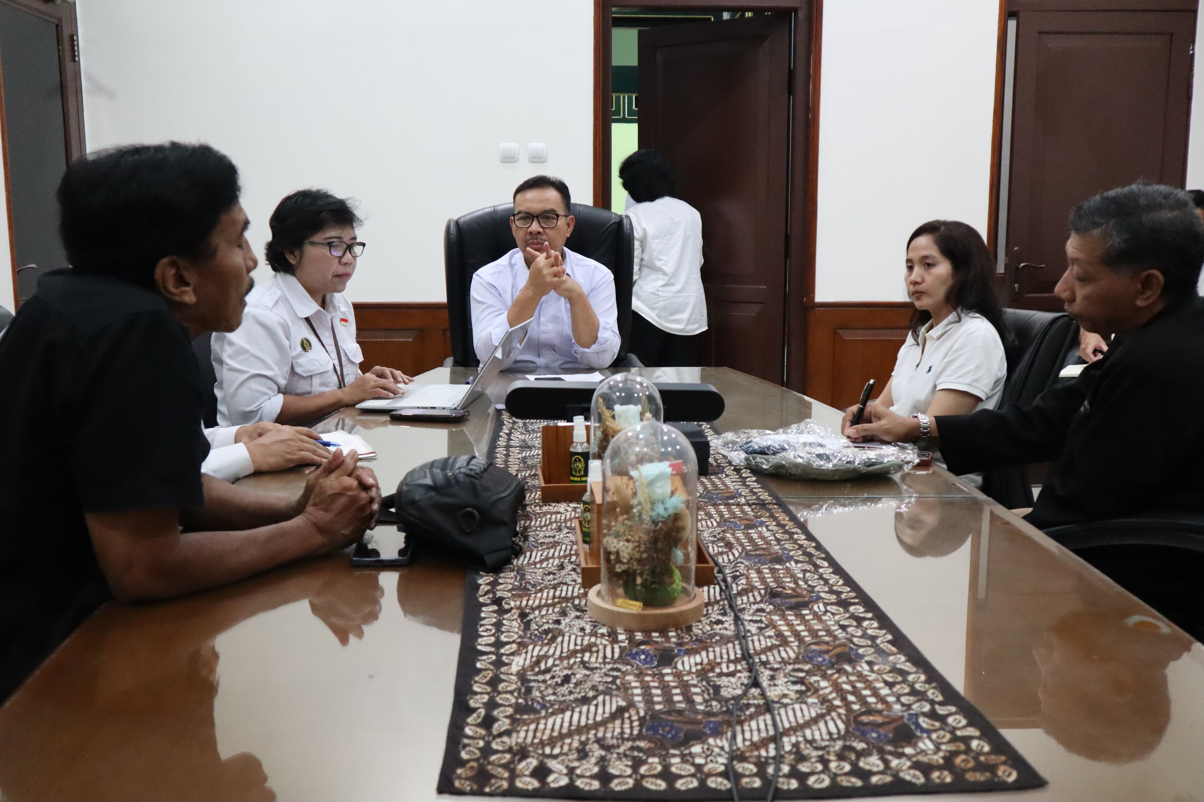 DISAMBATI: Wali Kota Jogja Hasto Wardoyo saat menerima keluhan warga dalam kegiatan open house yang digelar di Ruang Sadewa Balai Kota Jogja, Rabu (5/3/2025).