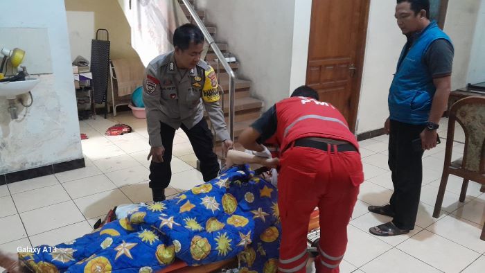EVAKUASI: Anggota Polsek Sewon dan PMI Bantul mengevakuasi korban penganiayaan atau percobaan pembunuhan di Padukuhan Kweni, Panggungharjo, Sewon, Bantul Rabu (5/3).