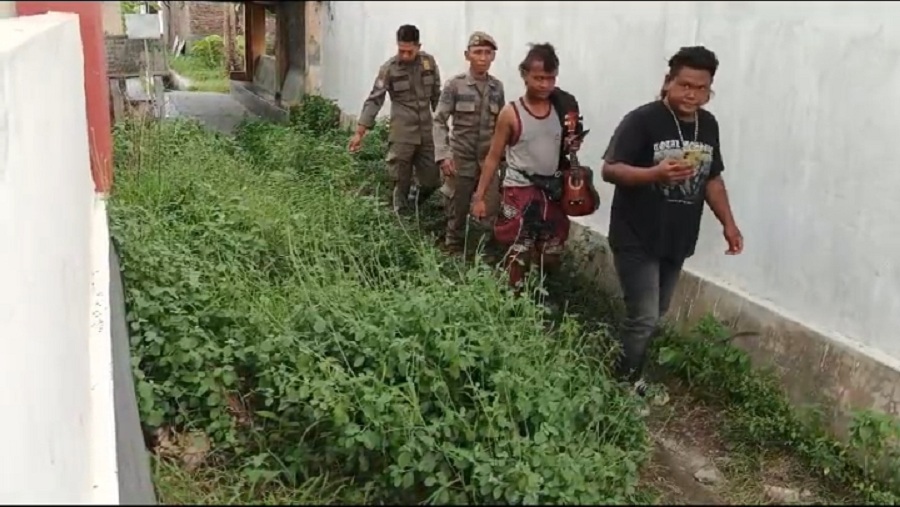 Anak punk yang ditindak di Manding karena meresahkan warga melintas sebab melakukan intimidasi.