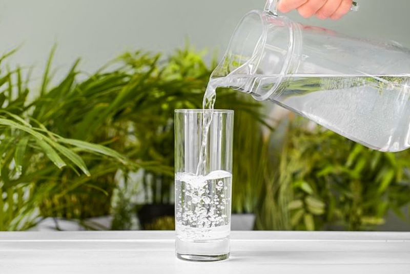 Pengaruh konsumsi air putih terhadap berat badan yang berkaitan dengan kesehatan hati.