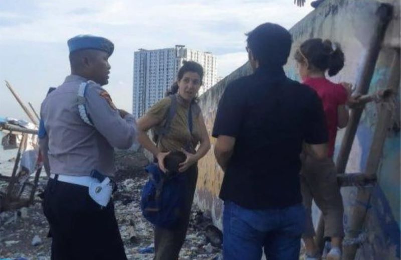 Seorang Fotografer Asal Prancis Memberikan Kepada Polisi.