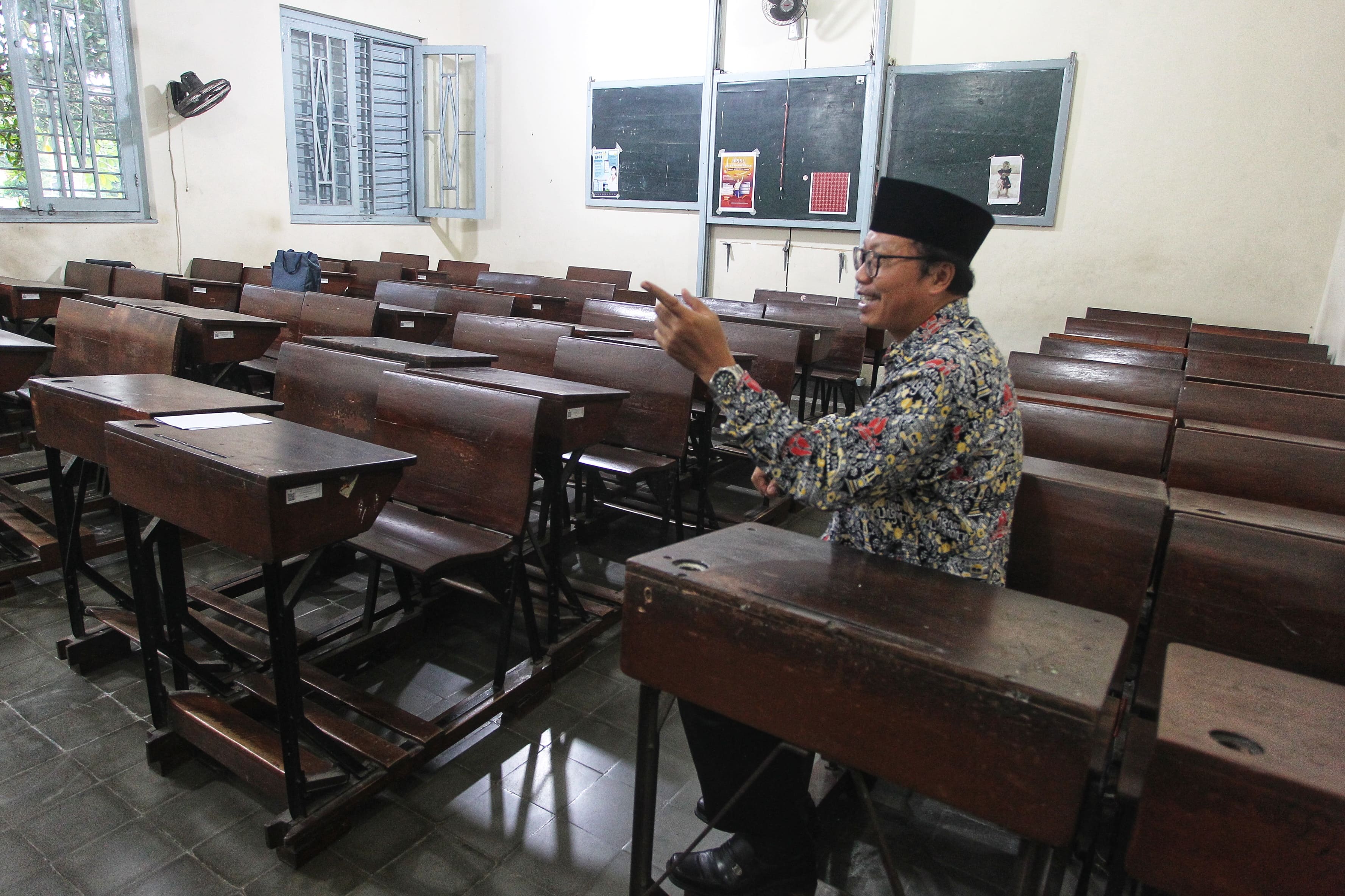 Kepala SMA Negeri 3 Jogja Suhirno menunjukkan meja dan bangku peninggalan zaman Belanda di salah satu kelas di sekolah tersebut, kemarin (6/3).