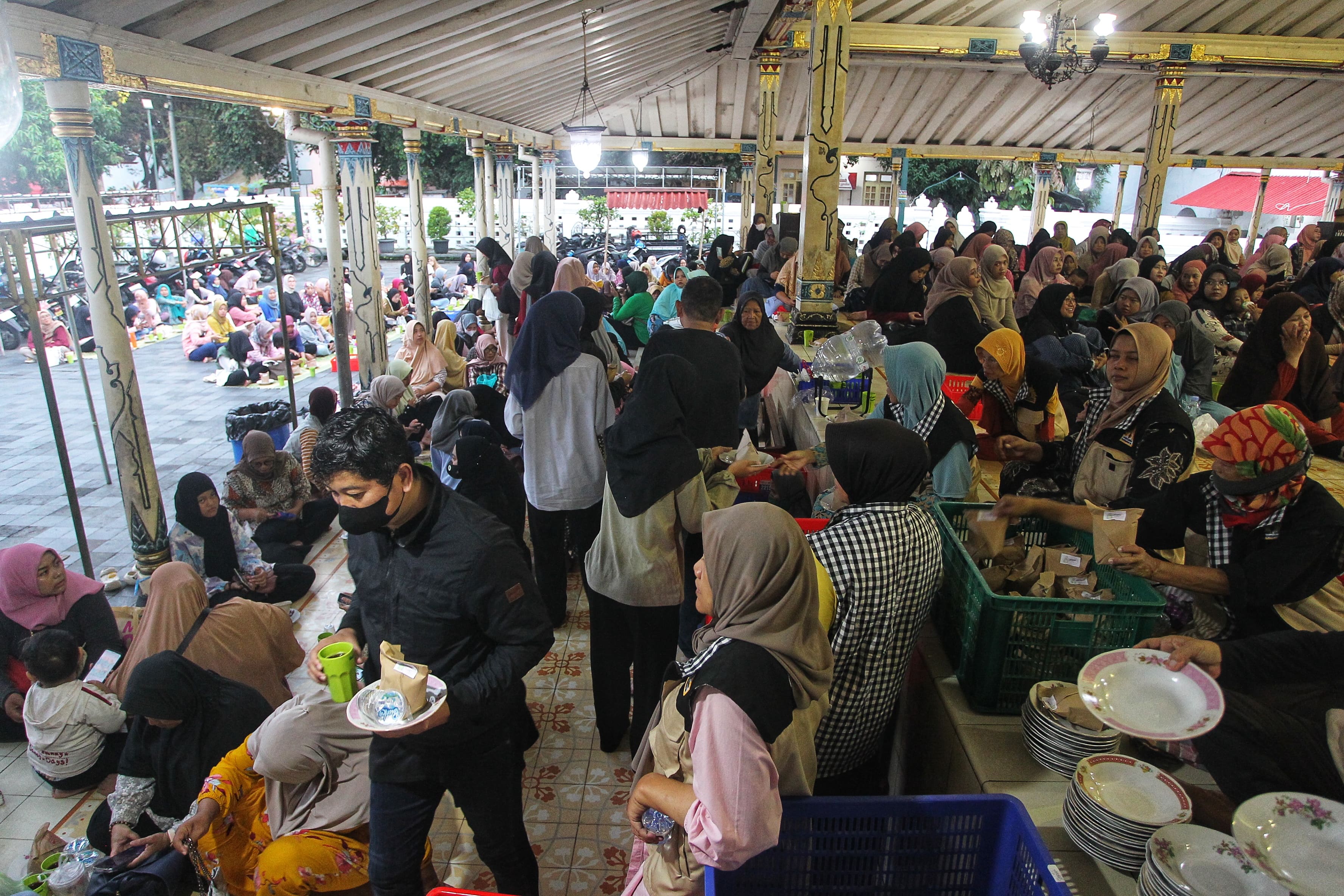 Umat muslim berbuka puasa dengan menu spesial nasi gulai kambing di Masjid Gede Kauman, Kota Jogja, kemarin (6/3). Pengurus Masjid Gede Kauman menyediakan rata-rata 1200 porsi menu berbuka puasa setia