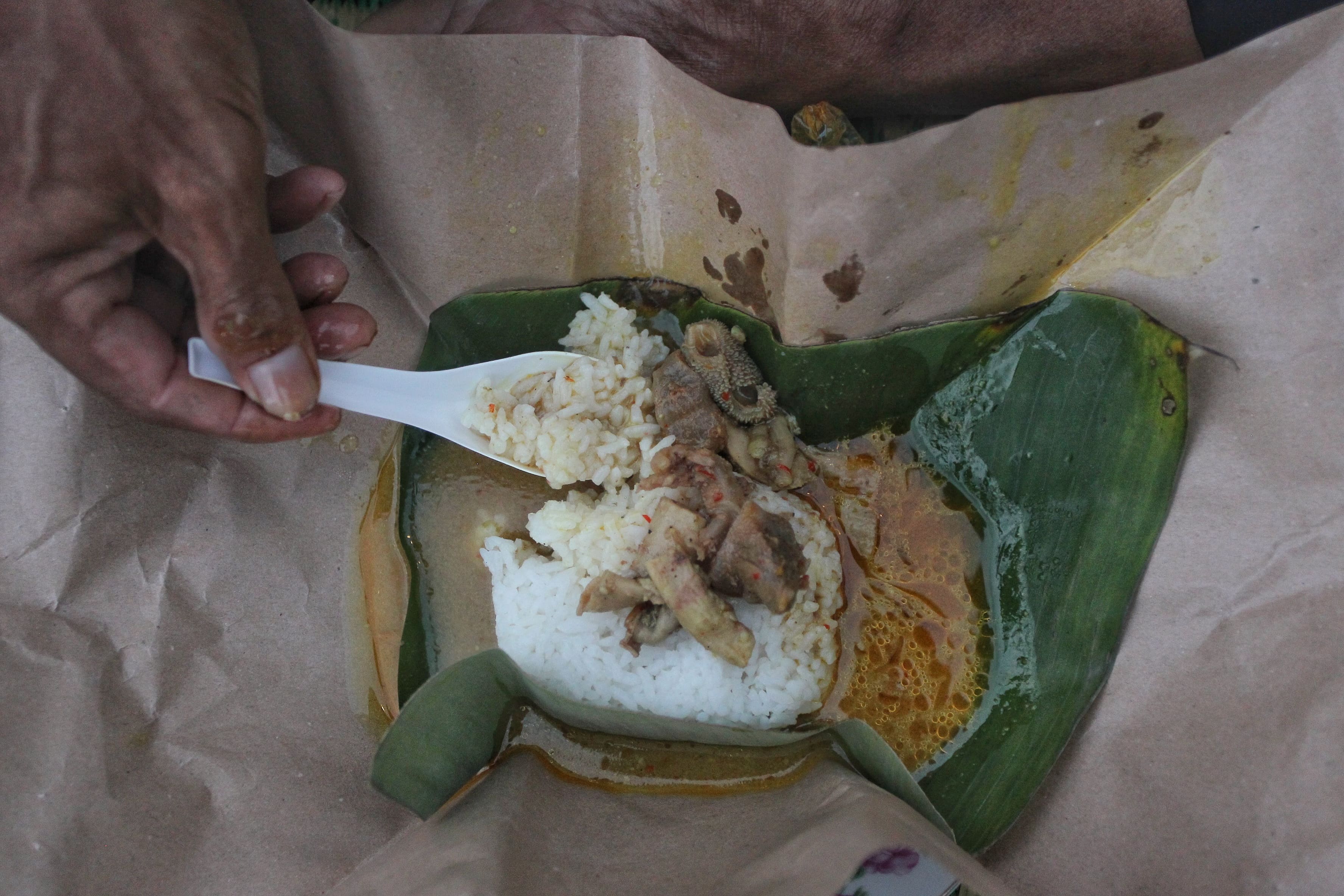 Umat muslim berbuka puasa dengan menu spesial nasi gulai kambing di Masjid Gede Kauman, Kota Jogja, kemarin (6/3). Pengurus Masjid Gede Kauman menyediakan rata-rata 1200 porsi menu berbuka puasa setia