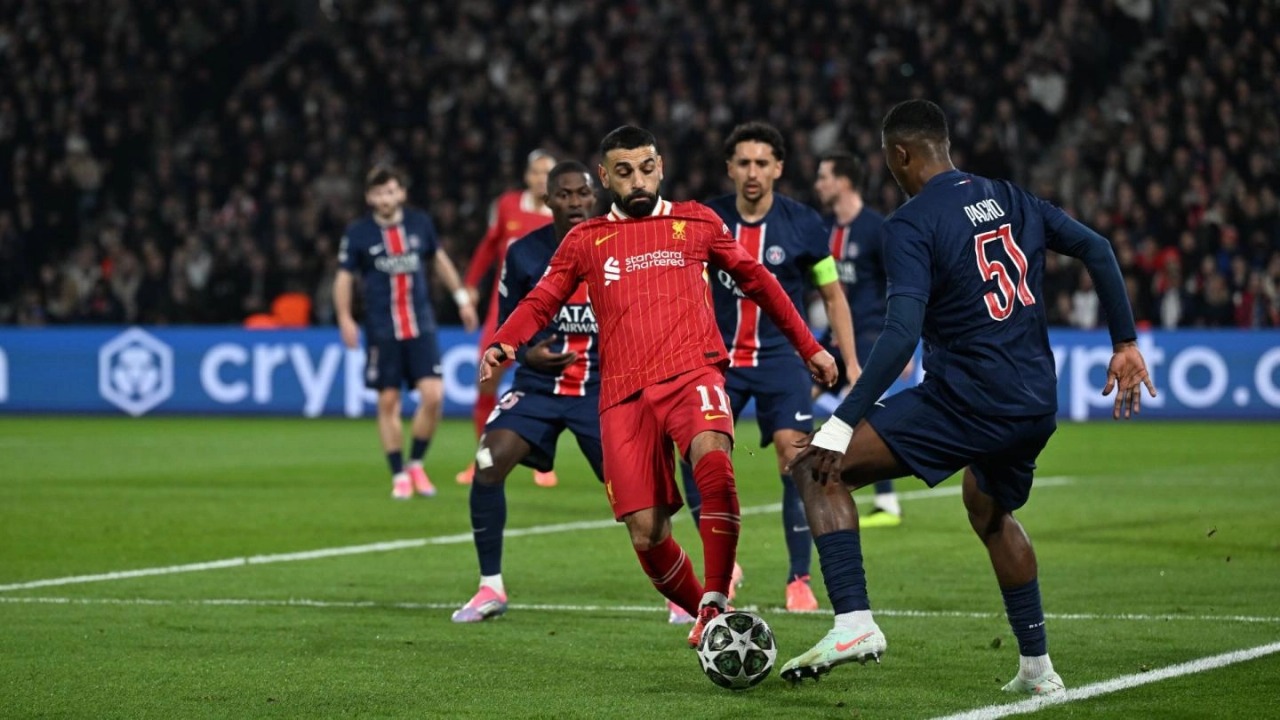 Winger Liverpool Moh. Salah Sedang berduel dengan bek PSG Willian Pacho.