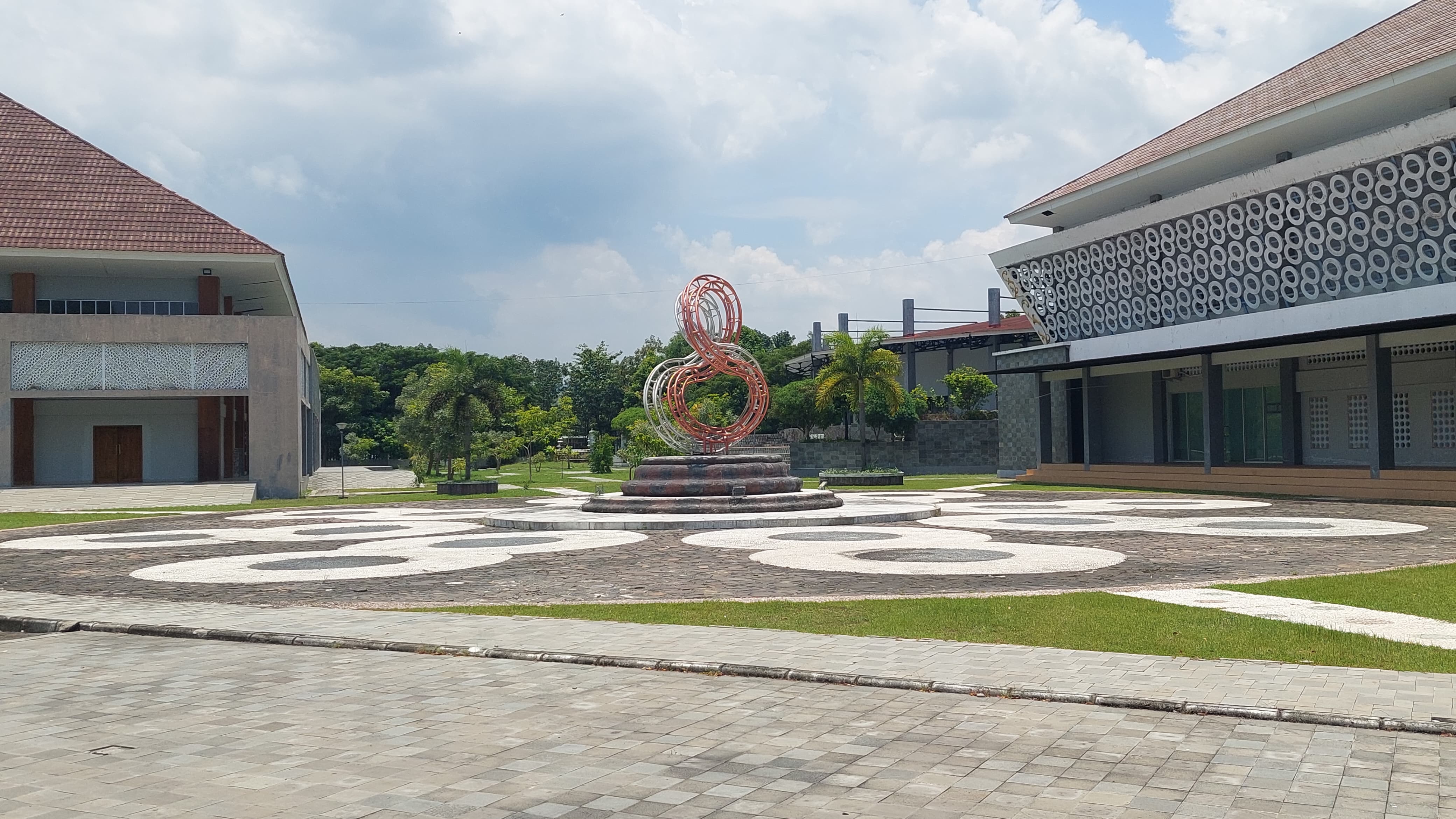 Motif Geblek Renteng menghiasi dinding Auditorium Taman Budaya Kulon Progo.