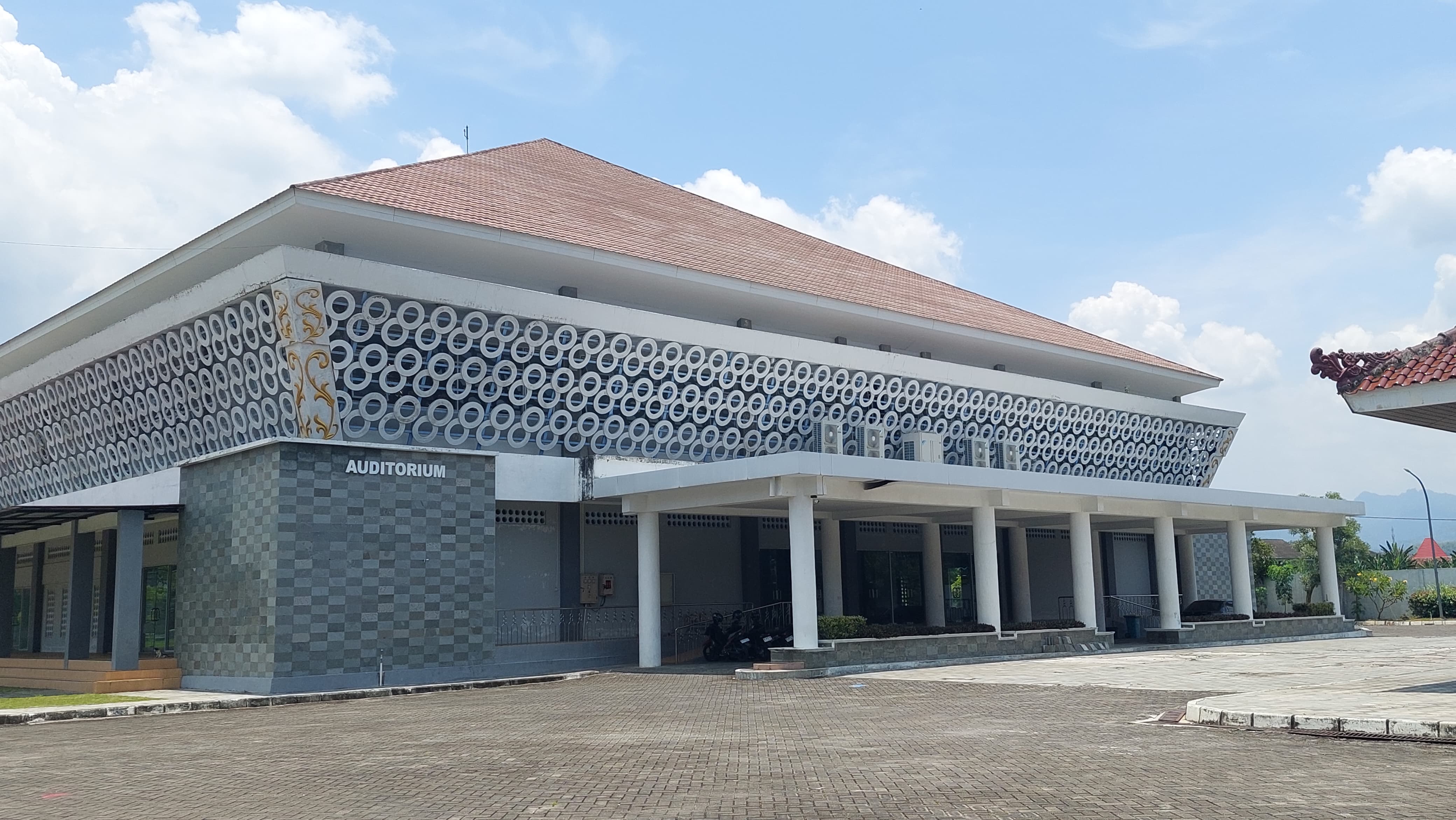 Motif Geblek Renteng menghiasi dinding Auditorium Taman Budaya Kulon Progo.