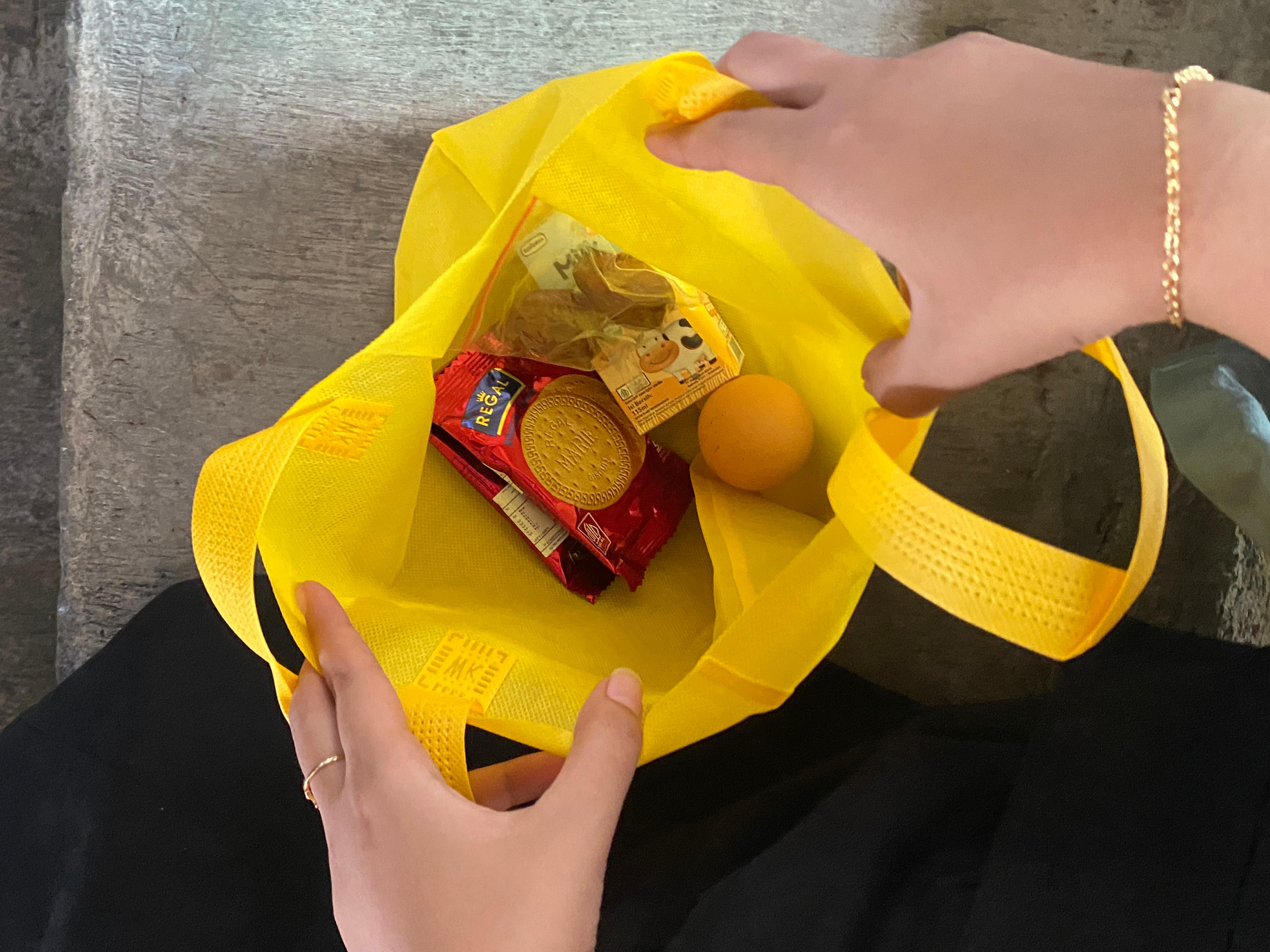 Menu MBG dua butir kurma, satu kotak kecil susu, dua bungkus biskuit dan satu buah telur rebus.