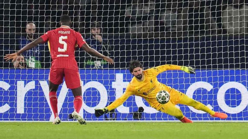 Alisson Becker tunjukkan aksi heroik dalam kemenangan Liverpool atas PSG di leg pertama babak 16 besar Liga Champions (Adam Davy/PA Images via Getty Images)