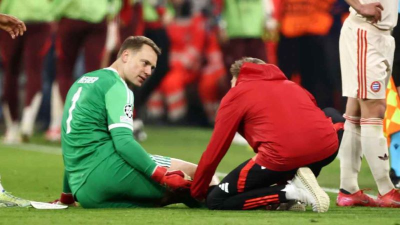 Manuel Neuer cedera saat rayakan gol Jamal Musiala dalam kemenangan Bayern Munich atas Bayer Leverkusen (getty images)