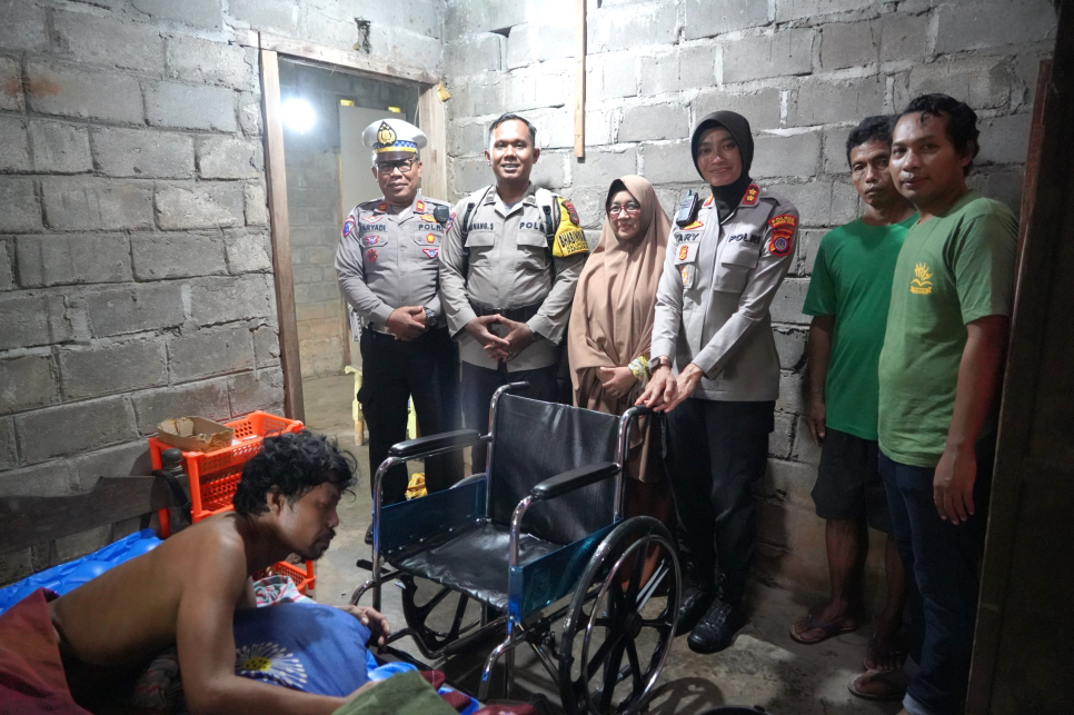 Dok. Polda DIJ  BERMANFAAT: Jajaran Polres Gunungkidul saat memberikan bantuan kursi roda terhadap Ngalamsah, 48, warga Putat, Patuk, yang mengalami lumpuh sejak 2014.  &nbsp;