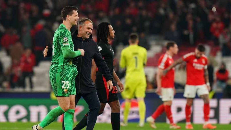 Wojciech Szczesny rayakan catatan cleansheet dalam kemenangan Barcelona atas Benfica pada leg pertama babak 16 besar Liga Champions bersama Hansi Flick (getty images)