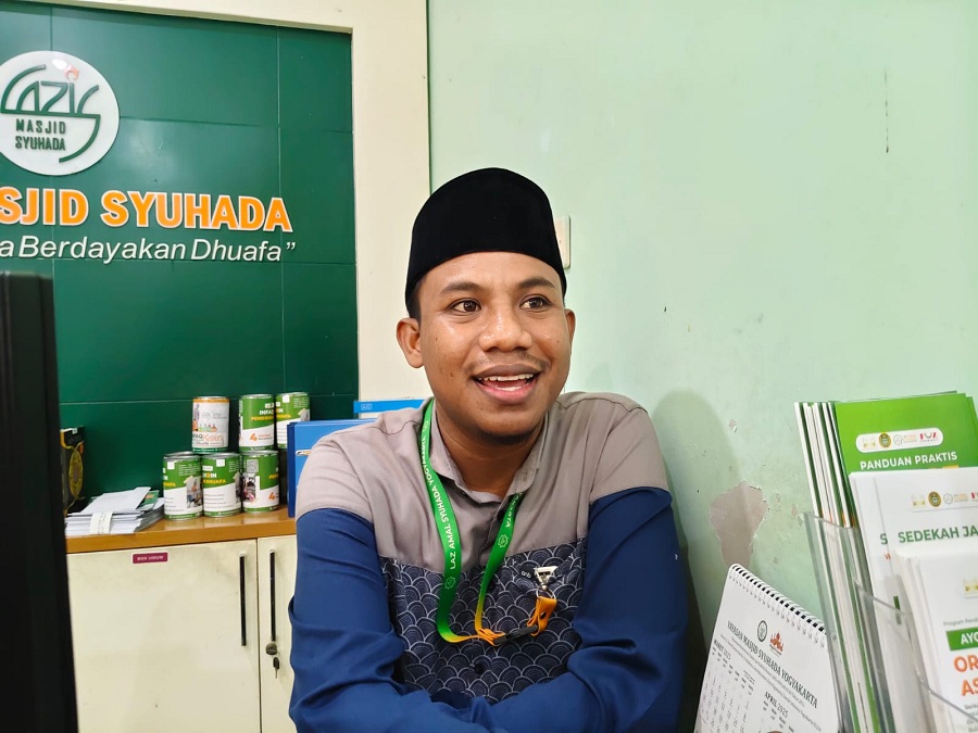 Koordinator Penghimpun Donasi Takjil Masjid Agung Syuhada Jumadi saat ditemui di meja kantornya, Jumat (7/3/2025).