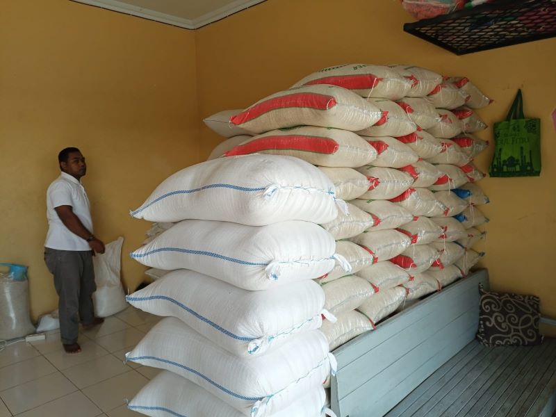 TERSEDIA: Pedagang beras menunggu calon pembeli di ruko Pasar Beras Kutoarjo.