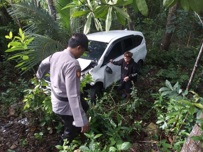 Mobil terperosok ke Jurang di JJLS, Purwosari, Gunungkidul, Jumat (7/3).