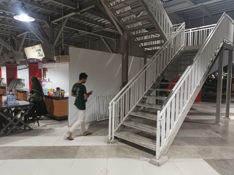KURANG MEMADAI: Penampakan tangga di sentra kuliner Kapal Mendoan yang dinilai tak ramah disabilitas.