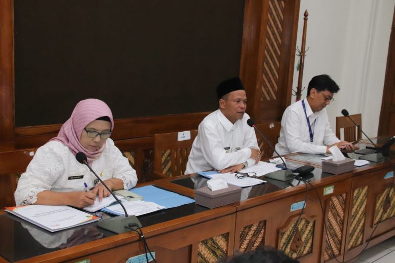 FOKUS: Wakil Bupati Kebumen Zaeni Miftah memimpin rapat tim pengendali inflasi daerah untuk menyikapi kondisi bahan pangan selama Ramadan dan musim libur Lebaran.