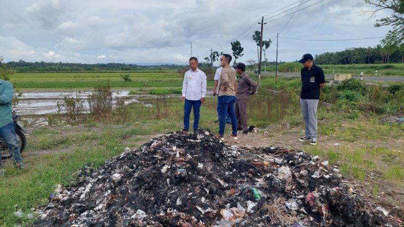 TURUN LAPANGAN: Wakil Bupati Kulon Progo Ambar Purwoko saat melihat langsung titik pembuangan sampah ilegal di TPA Banyuroto Jumat (7/3).