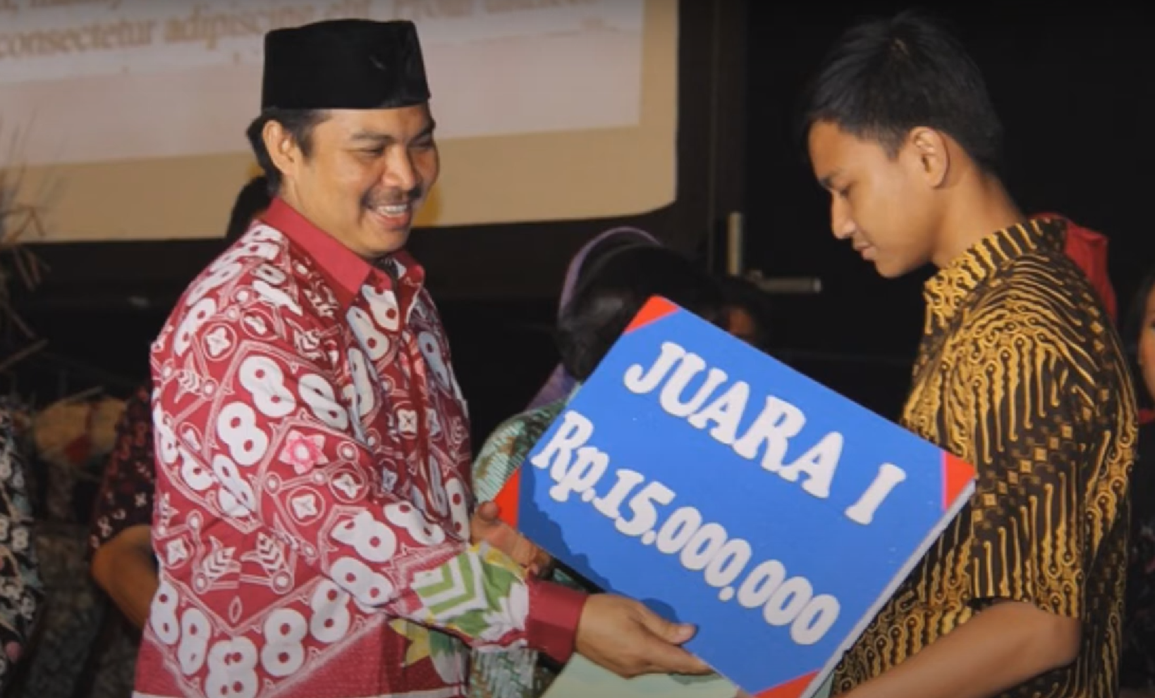 Hasto Wardoyo saat menyerahkan pemenang Sayembara Desain Motif Batik 2012 silam. Saat itu Hasto yang menjabat Bupati Kulon Progo mengenakan pakaian bermotif Geblek Renteng.