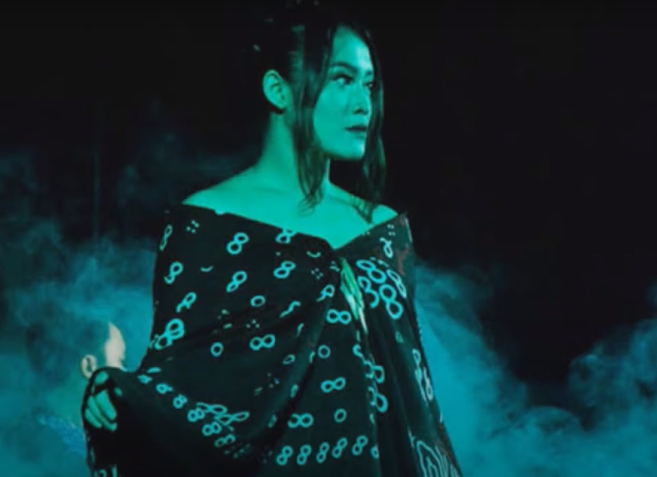 Motif Geblek Renteng yang dikenakan oleh seorang model dalam acara fashion show.