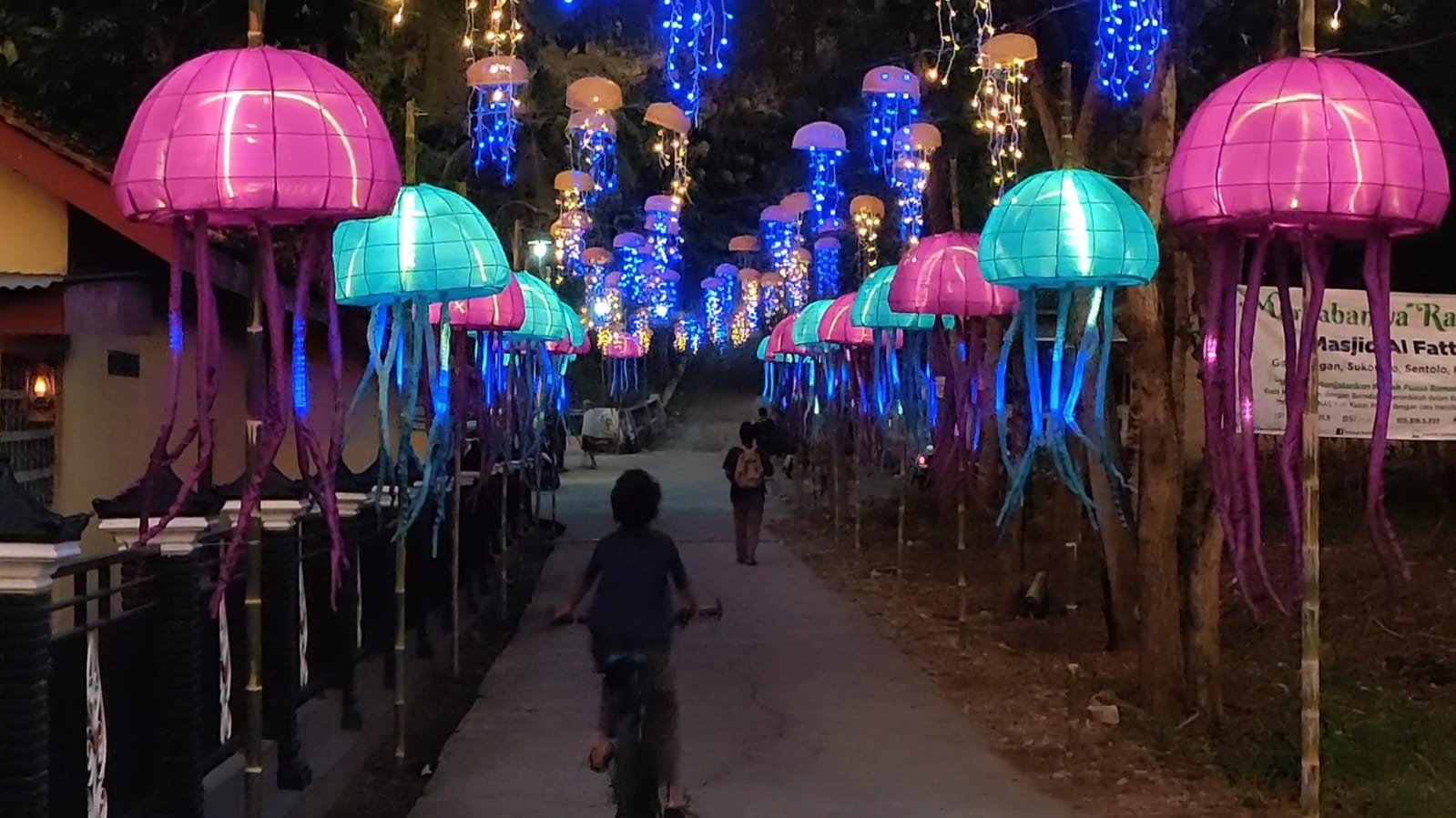 KANAN KIRI LAMPION: Suasana jalanan menuju Masjid Al-Fatah Kalurahan Sukoreno, Kapanewon Sentolo, Kulon Progo yang estetik dan memikat.