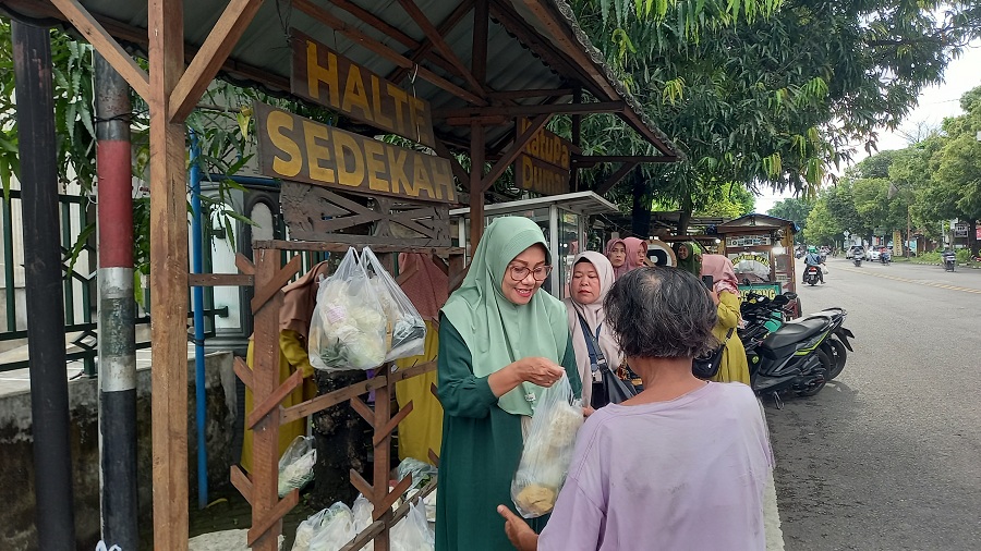 BERBAGI: Halte sedekah di Jalan Srandakab tepatnya di depan Kantor Kalurahan Palbapang, Bantul pada Jumat (7/3/2025).