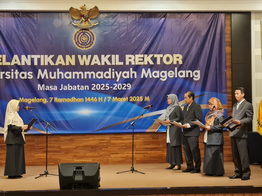 SIMBOLIS: Rektor Unimma Lilik Andriyani saat melantik para wakil rektor di Auditorium Kampus 1, Jumat (7/3/2025).