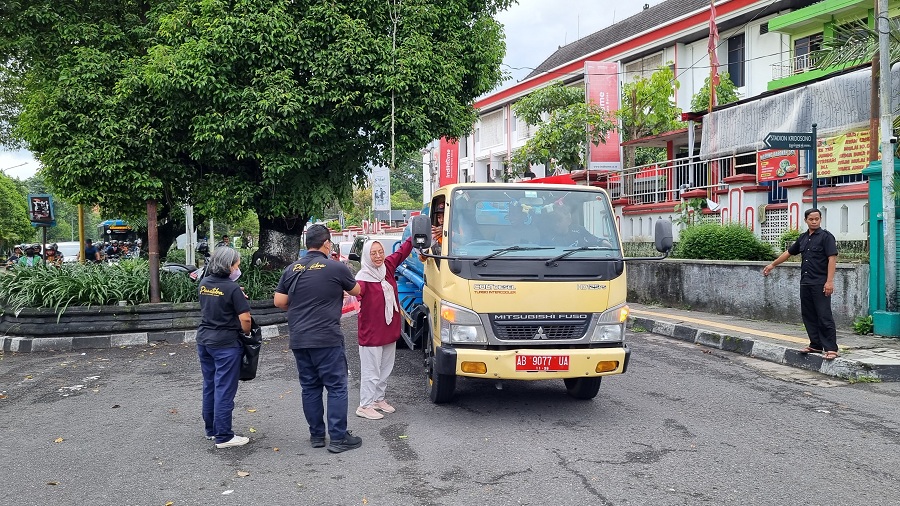 SOLIDARITAS: Para alumni dan perwakilan siswa dari SMPN 5 Jogja membagikan takjil pada pengguna jalan di area depan sekolah&nbsp;Jumat (7/3/2025).