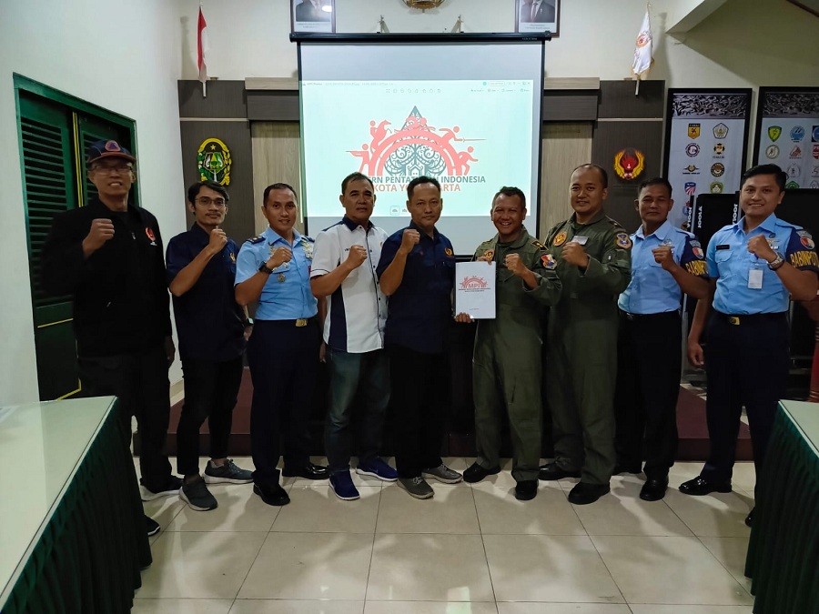 SIMBOLIS: Para pengurus Pengkot MPI Kota Jogja saat berkunjung di Kantor KONI Kota Jogja. &nbsp;