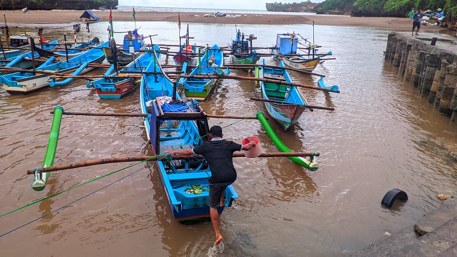 CUACA MEMBAIK: Aktivitas nelayan di Pantai Baron, Gunungkidul. Para nelayan kembali turun ke laut untuk mencari ikan setelah dua bulan terhenti akibat cuaca buruk.