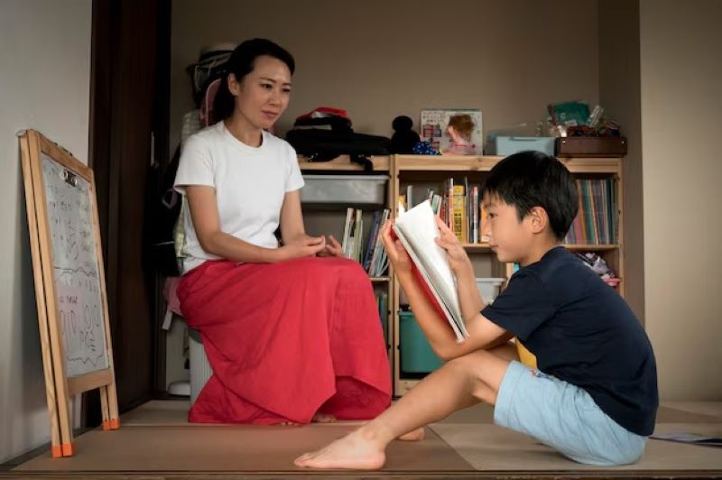 Ilustrasi Pemberian Edukasi Moral Pada Anak.