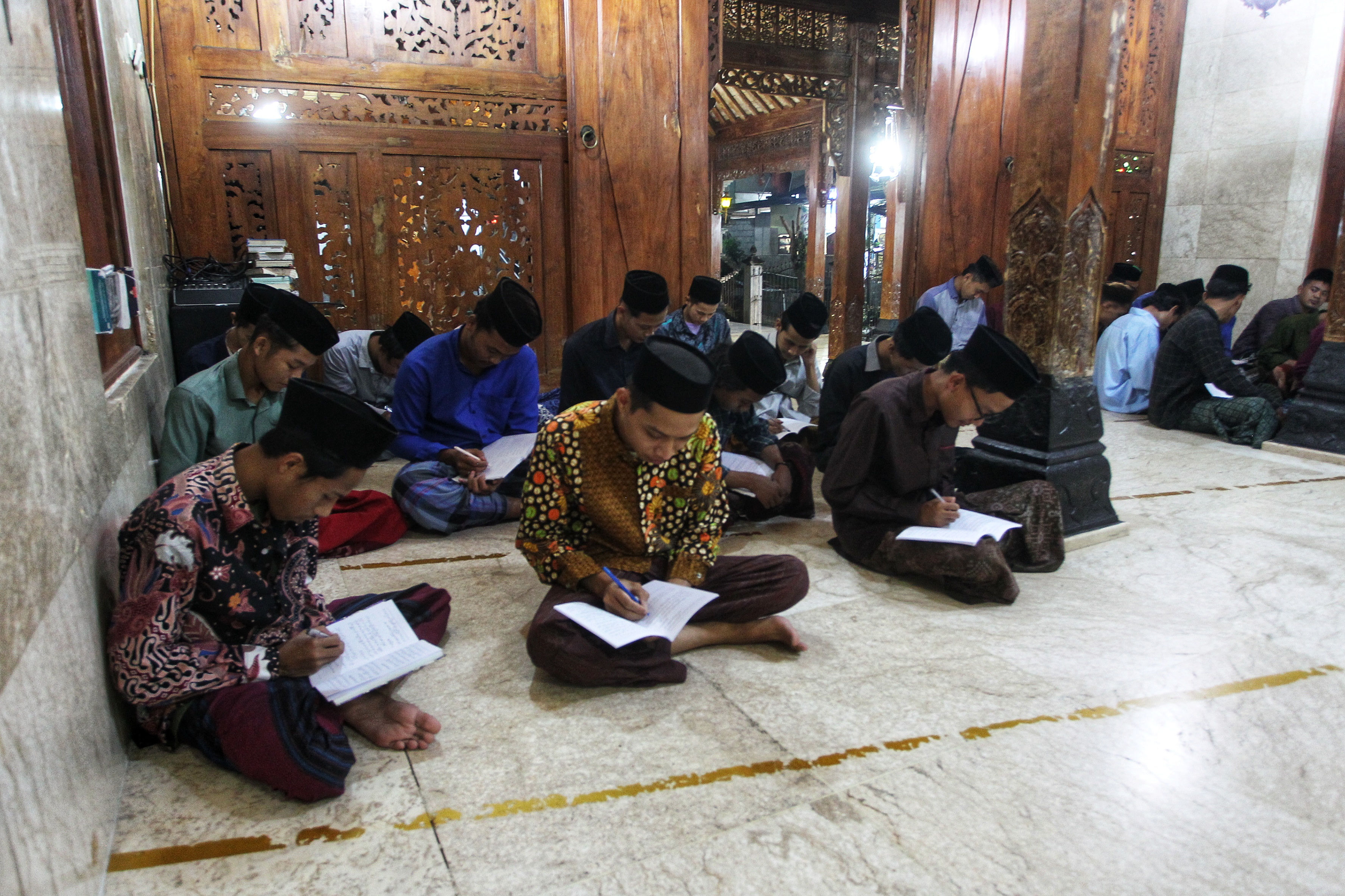 NGAJI: Sejumlah santri lama dan santri baru mengikuti kegiatan ngabsahi kitab atau memberikan makna dan terjemahan kata dalam kitab kuning, di Pondok Pesantren Kuno, Gamping, Sleman, Jumat malam (7/3)