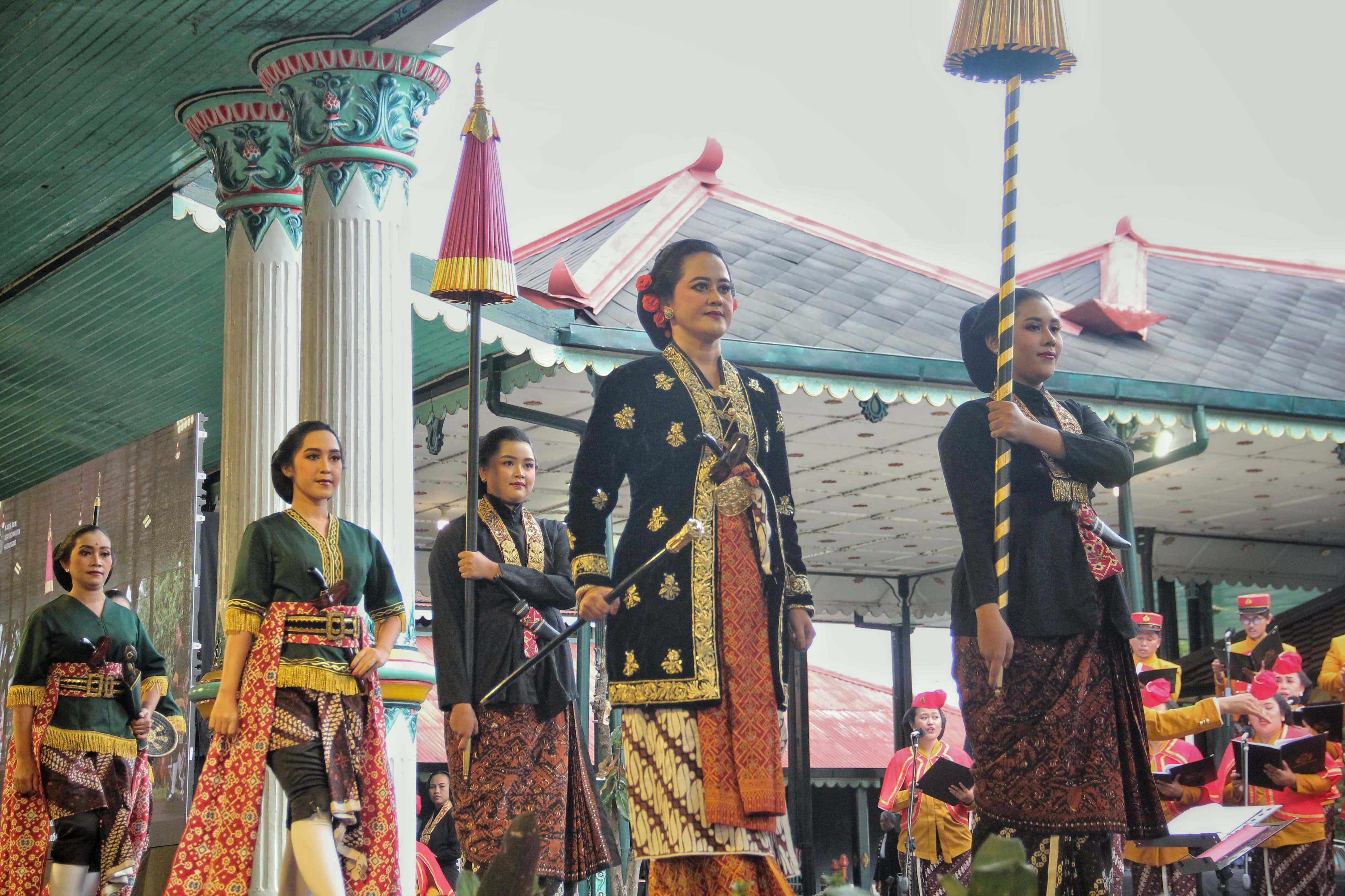 Foto: Model memeragakan busana Aparatur Nagari Ngayogyakarta Hadiningrat dalam pembukaan pameran temporer "Hamong Nagari" di Bangsal Pagelaran Keraton Yogyakarta, Jumat (7/3/2025).