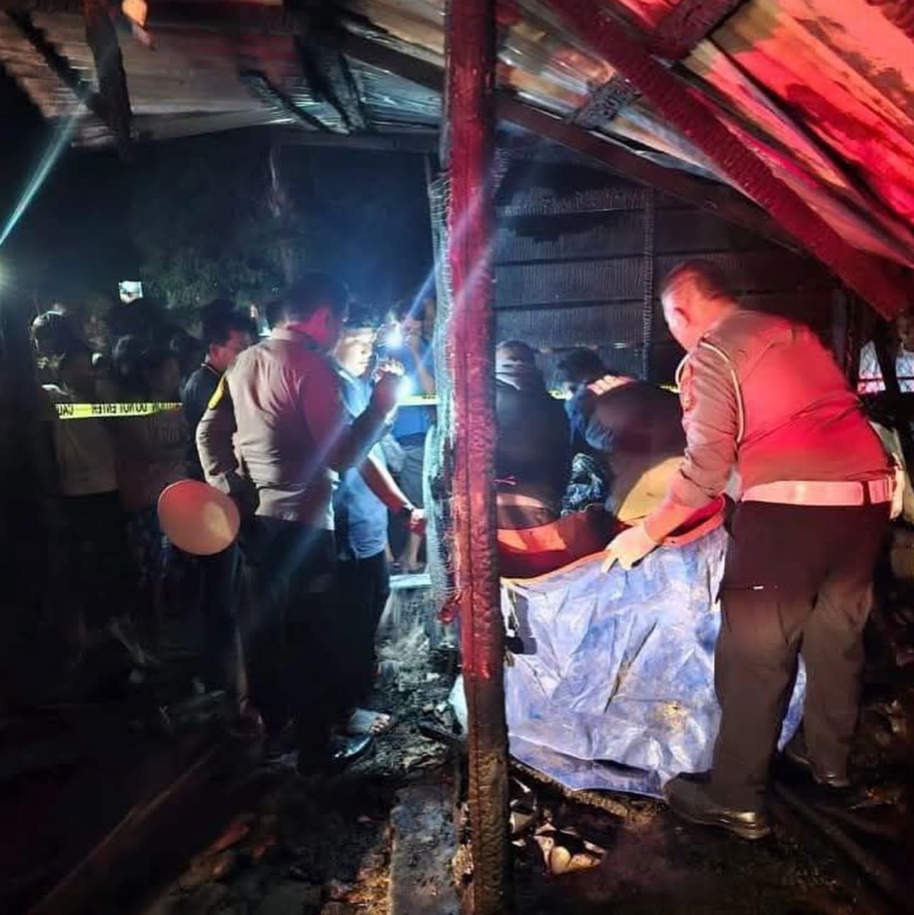 Proses Evakuasi Siswa SMP di Bengkalis yang Tewas Tebakar, Diduga Main HP Sambil Cas. Foto: