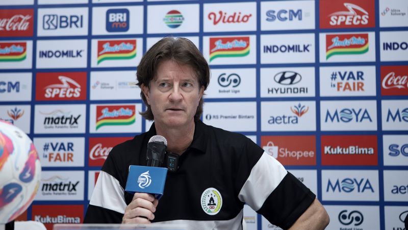 Pelatih PSS Sleman, Pieter Huistra dalam sesi pers post match BRI Liga 1 2024/25 kontra Persita Tangerang