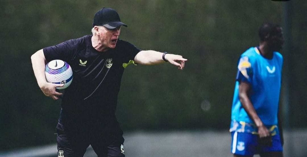Pelatih Everton, David Moyes memberikan arahan kepada pemainnya dalam latihan