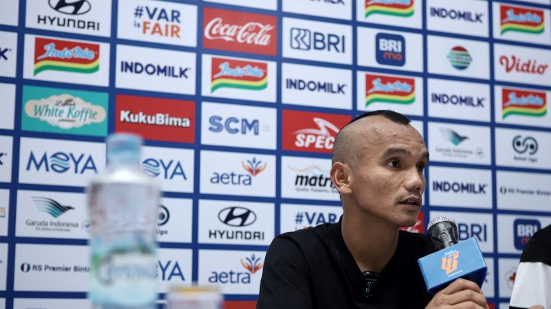 Gelandang PSS Sleman, Riko Simanjuntak dalam sesi pers post match BRI Liga 1 kontra Persita