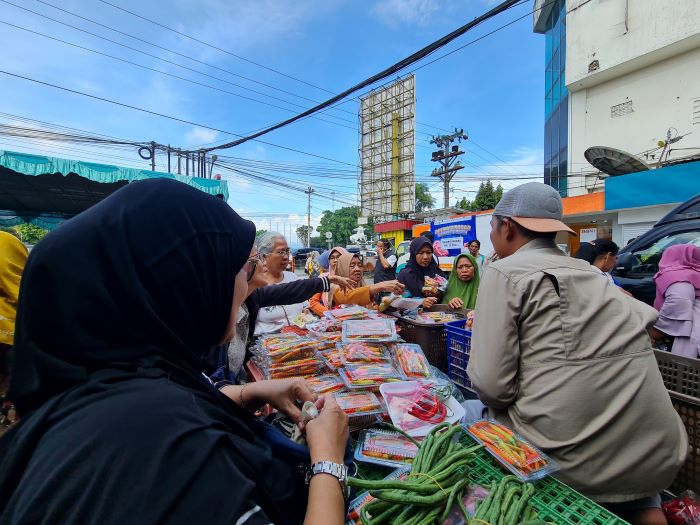HARGA STABIL: Sejumlah kebutuhan pokok dijual dengan harga di bawah pasaran pada gerakan pangan murah (GPM).