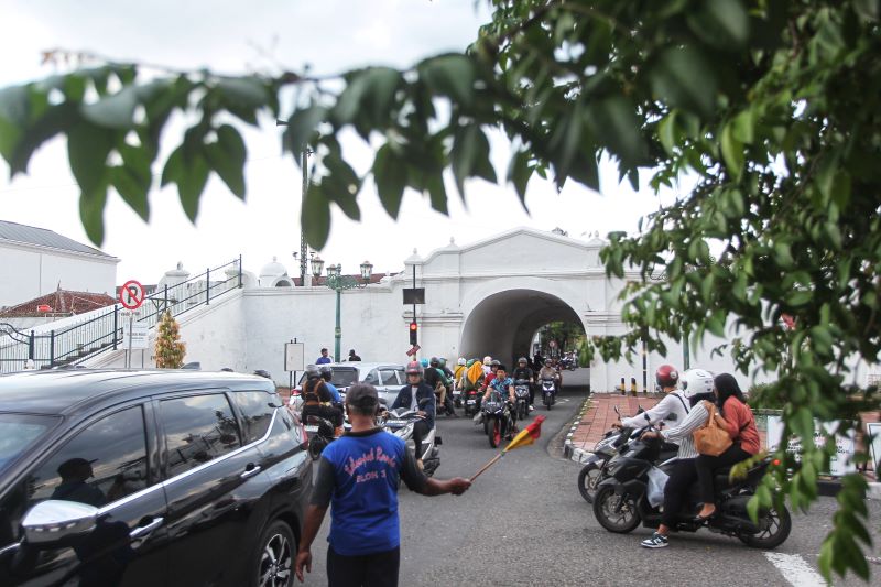 Pengguna jalan melintas di dekat Plengkung Gading atau Plengkung Nirbaya, Kota Jogja Minggu (9/3). Dishub DIY mulai 10 Maret 2025
