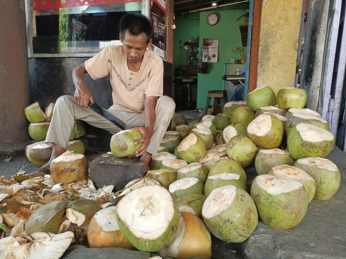 MOMENTUM: Penjual degan atau kepala muda di Jalan Kolonel Sugiono, Kebumen menerima pesanan degan hingga dua kali lipat pada bulan Ramadan.