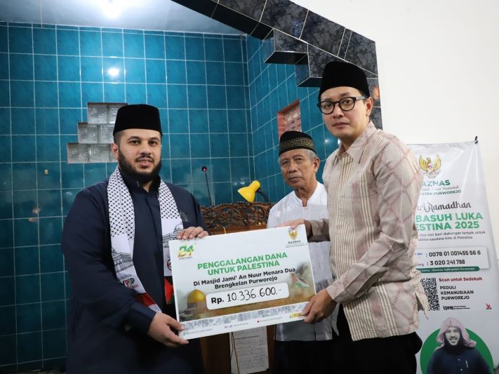 PEDULI SESAMA: Wakil Bupati Purworejo Dion Agasi Setiabudi menyerahkan bantuan kemanusiaan untuk Palestina senilai Rp 10 juta.