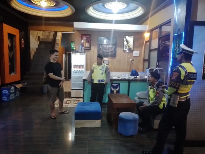 Personel kepolisian mendatangi tempat karaoke di Kulon Progo untuk menggencarkan penegakan peredaran miras.