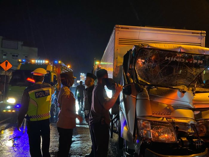 EVAKUASI: Polisi mengevakuasi kendaraan yang terlibat kecelakaan di Jalan Urip Sumoharjo, Wates, Sabtu malam (8/3).