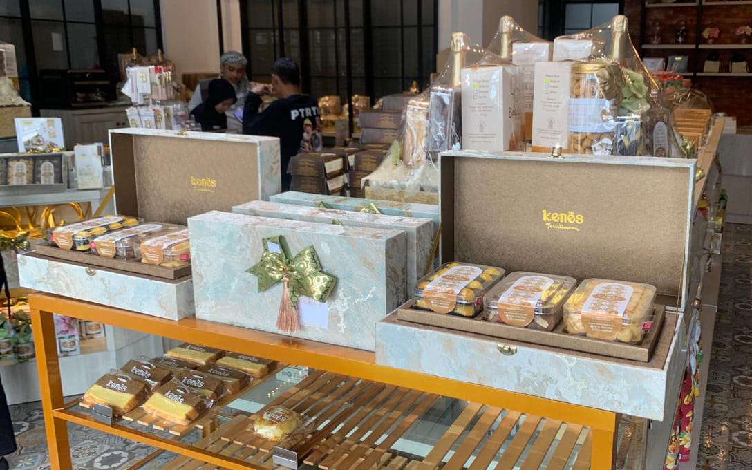 BUAH TANGAN: Beberapa jenis hampers milik Kenes Bakery yang siap diberikan saat momen Hari Raya Idul Fitri.